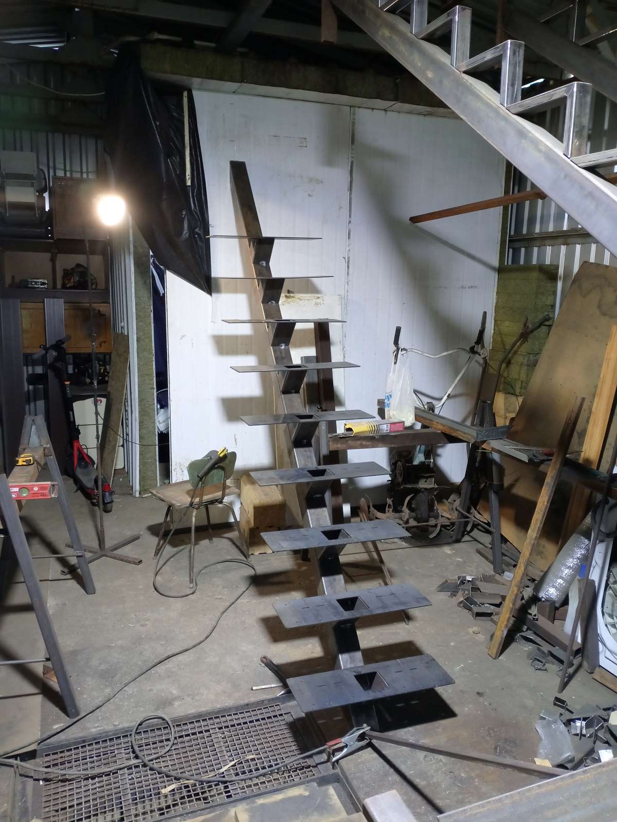 Уличная пожарная промышленная лестница из металла для эвакуации — долговечность и устойчивость к нагрузкам.