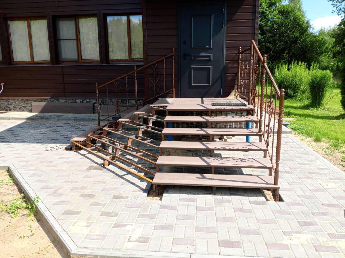 Готовая металлическая лестница на в частном доме — прочный каркас и деревянные ступени, производство в Малоярославце.