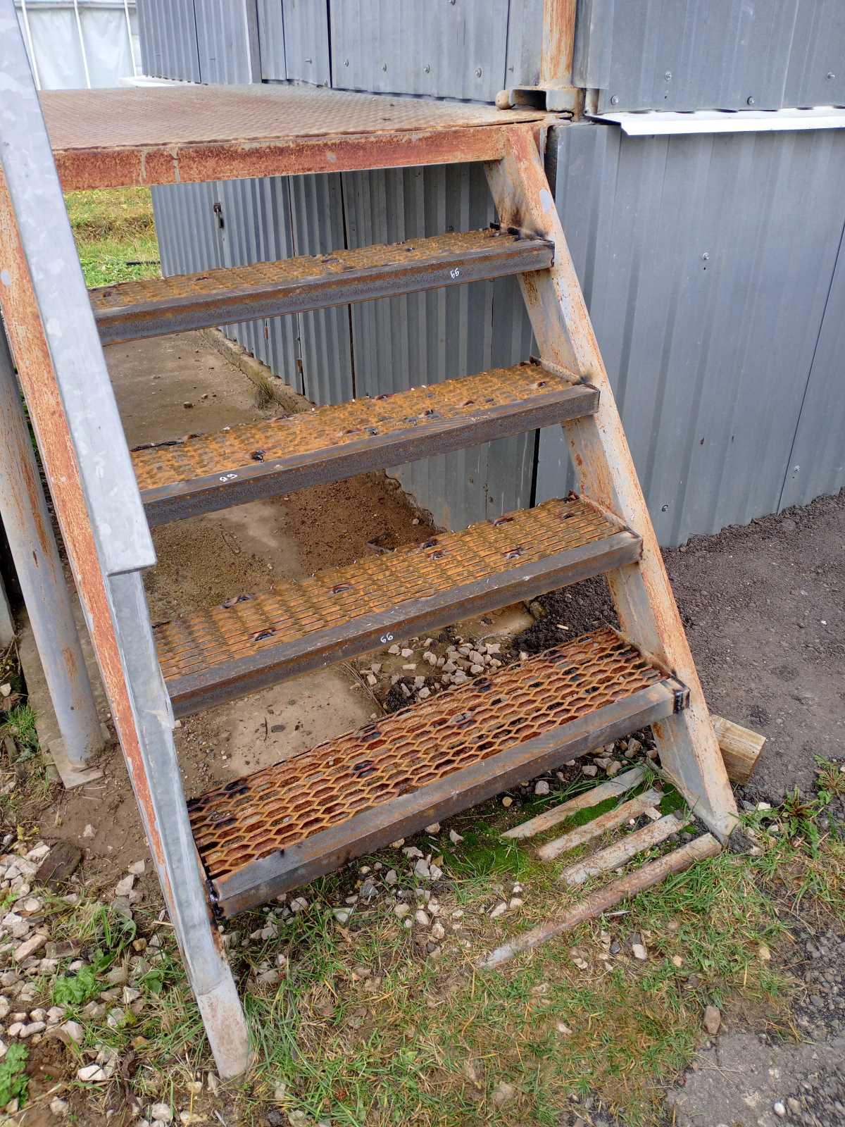 Надёжная промышленная лестница из металла с рифлеными ступенями для производственного цеха в Малоярославце