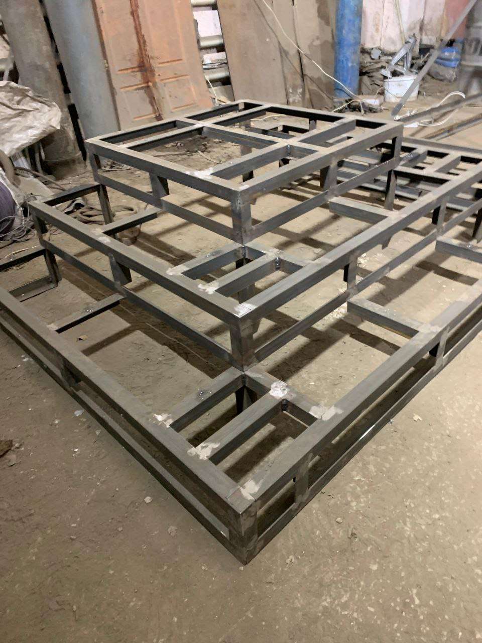 Металлическая лестница с ковкой для входной группы коммерческого помещения — акцент на безопасность и эстетику