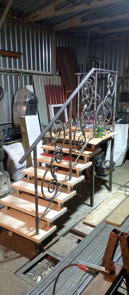 Лестница с кованым ограждением для коттеджа в Калуге — индивидуальный дизайн и высокое качество