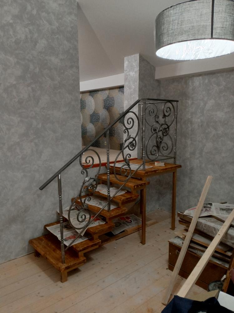 Напольная лестница из металла с элементами ковки для экономии пространства в доме, установка в Малоярославце