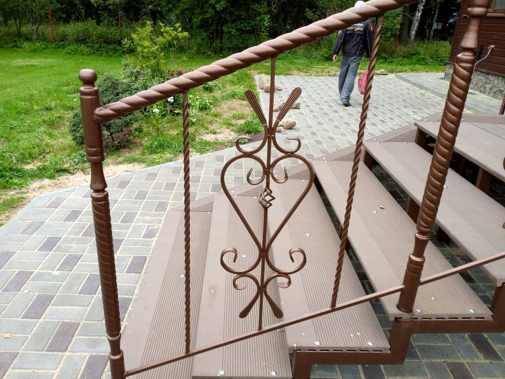 Кованые перила и балясины для маршевой лестницы из металла, индивидуальный проект под ключ.
