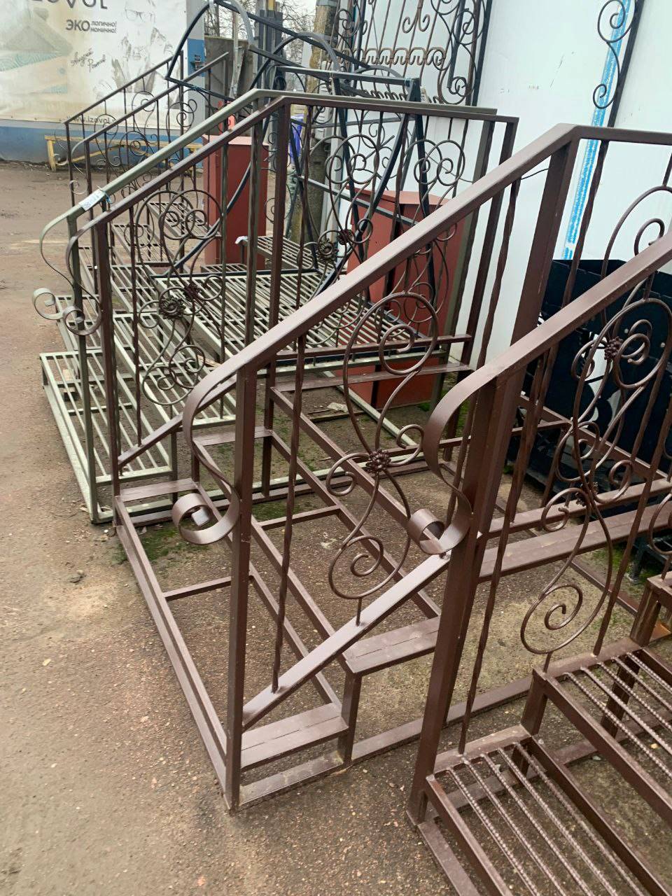 Лестница из металла с кованой ограждением для частного дома — бысто и качественно.