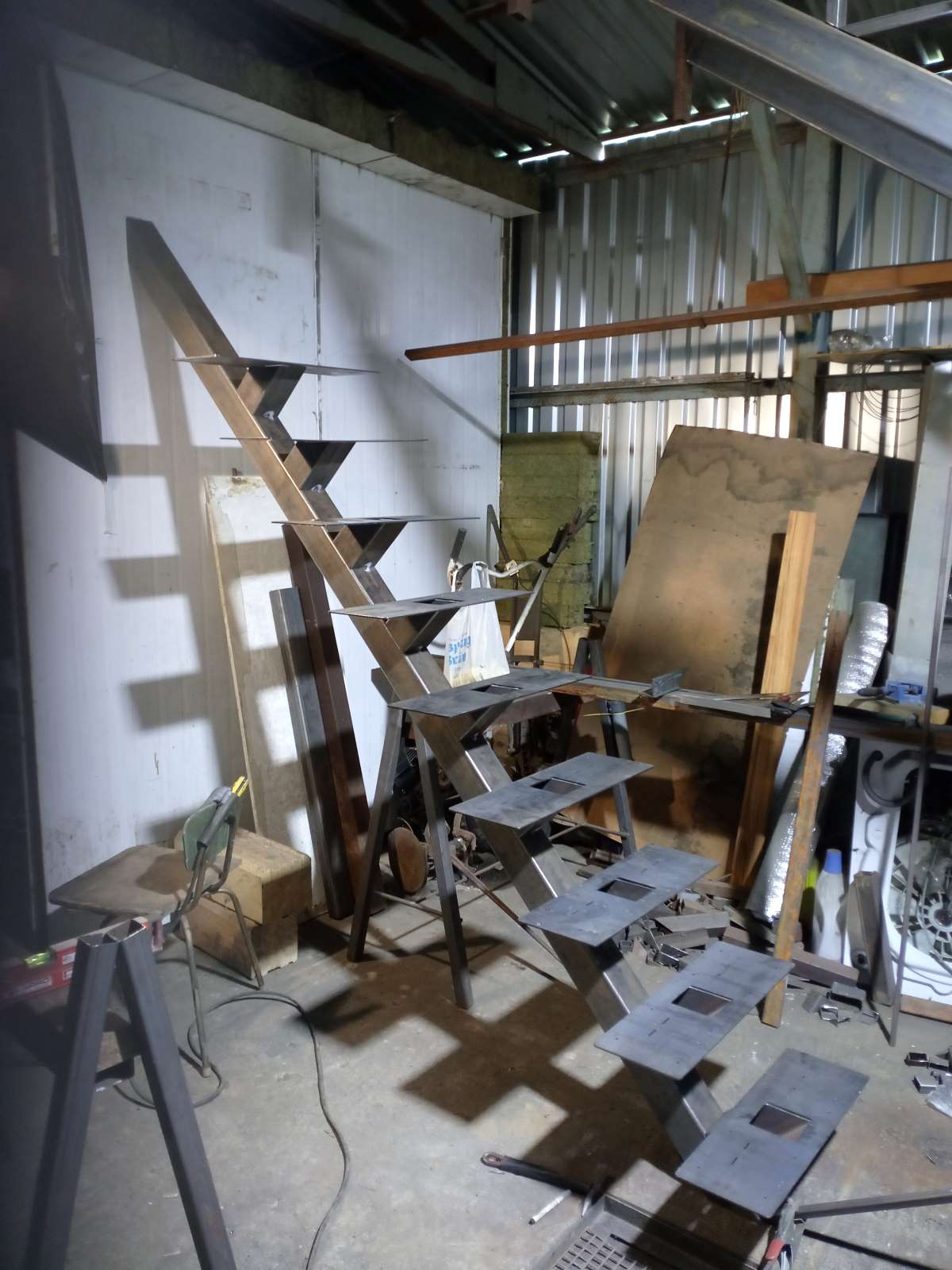 Готовая лестница из металла с элементами ковки в холле общественного здания, строгий контроль качества.